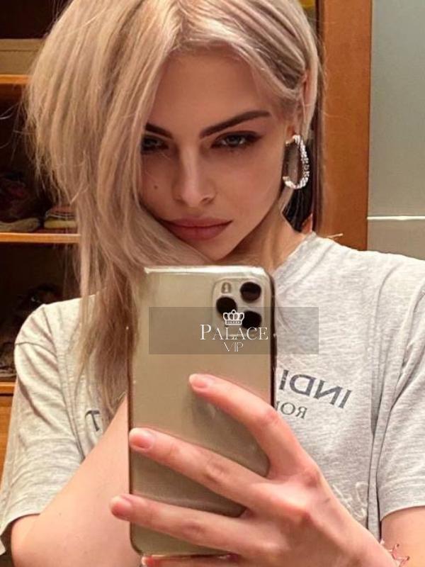 Vita, Chelsea, Russian  Escort