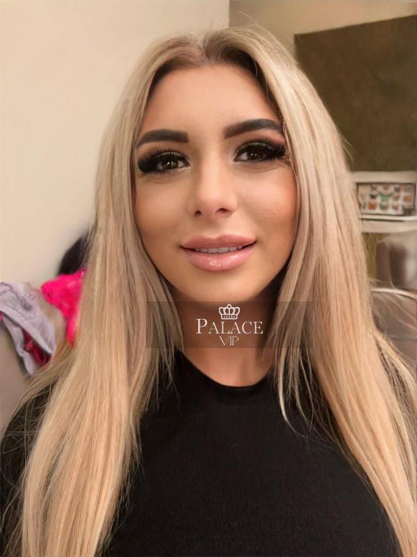 Julia (24)
